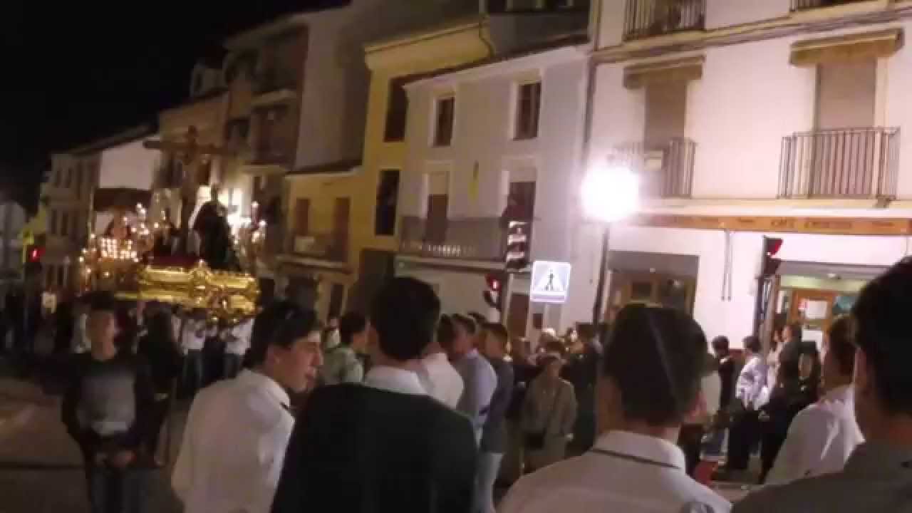 Corriendo la Vega de Antequera [5]: La multitud se prepera ante la inminente subida del Cristo