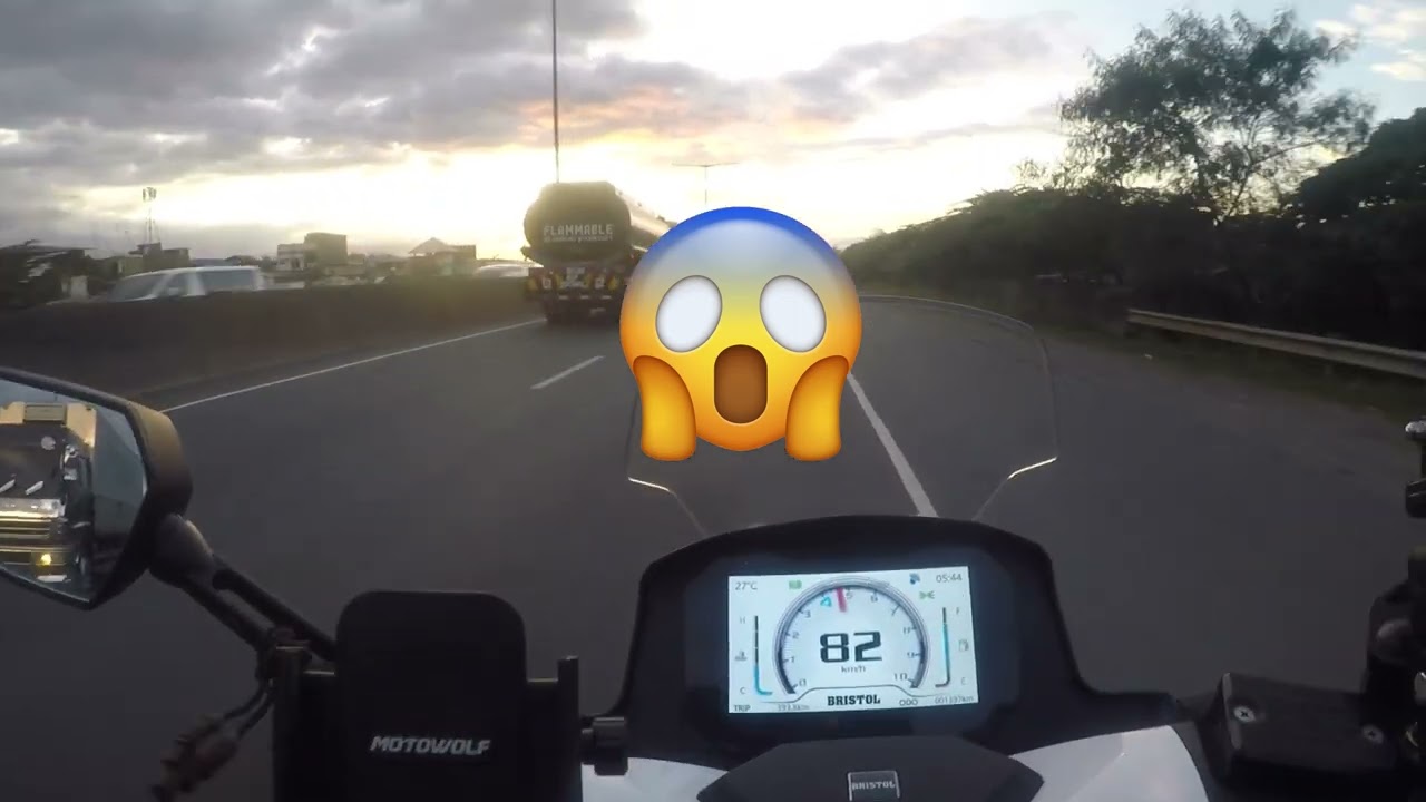 Bristol Maxie 400 hinabol yung sports bike.