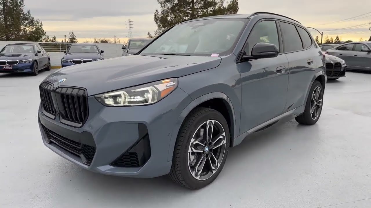 Осмотрите X1 xDrive28i 2023 года в цвете Storm Bay Metallic | 4K