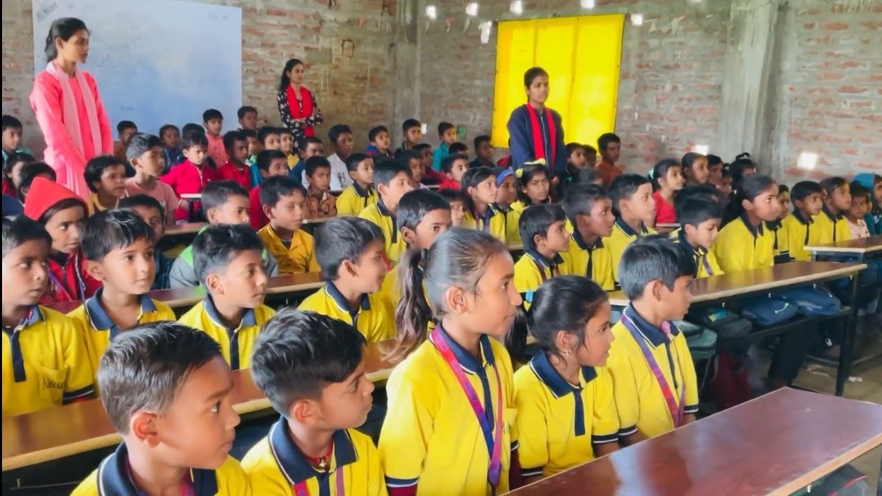 अ से अनार तुम सब खाओ ...Awesome teaching method at Neuron Classes