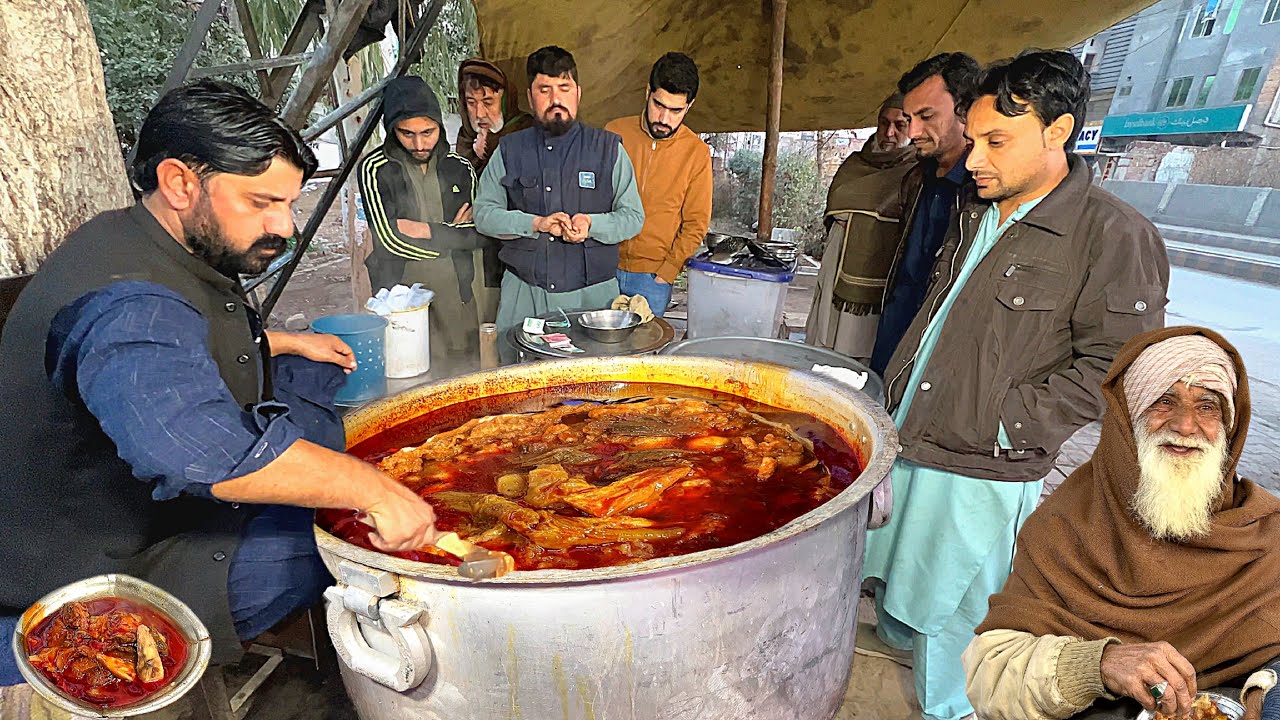 50/- Rs FOOD STREET BREAKFAST IN PESHAWAR 😍 AHMAD PAYA FAROSH - HUGE MAKING OF SIRI PAYE
