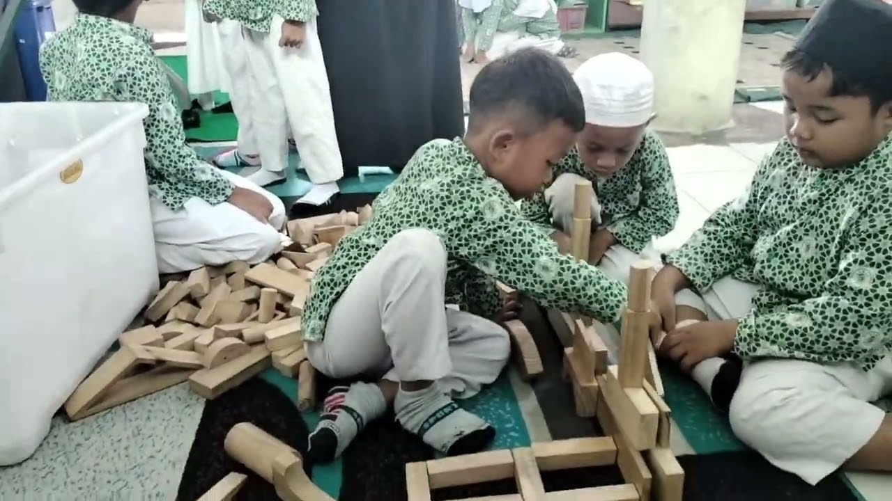Belajar dan bermain game edukasi di TK MUSLIMAT NU
