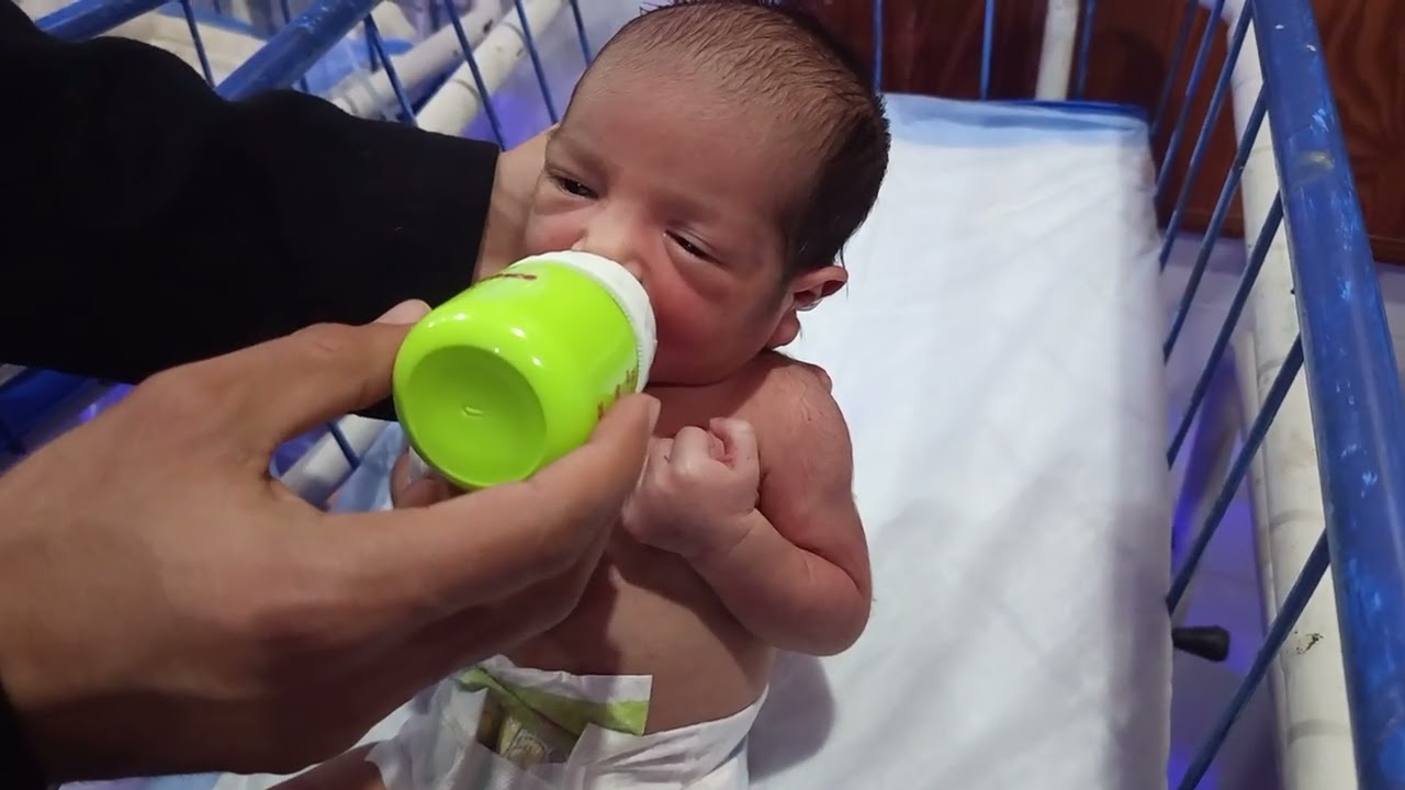 Bottle Feeding a Cute Baby – Calm, Happy & Healthy Feeding MomentLoving Bottle Feeding Time – Baby..