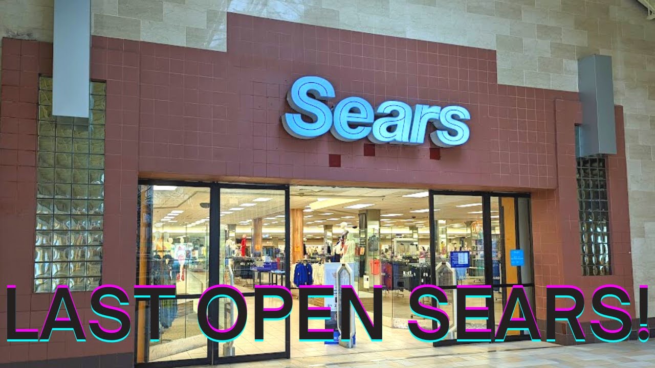 Покупки в одном из последних открытых магазинов Sears — торговом центре Newport Centre Mall в Дже...