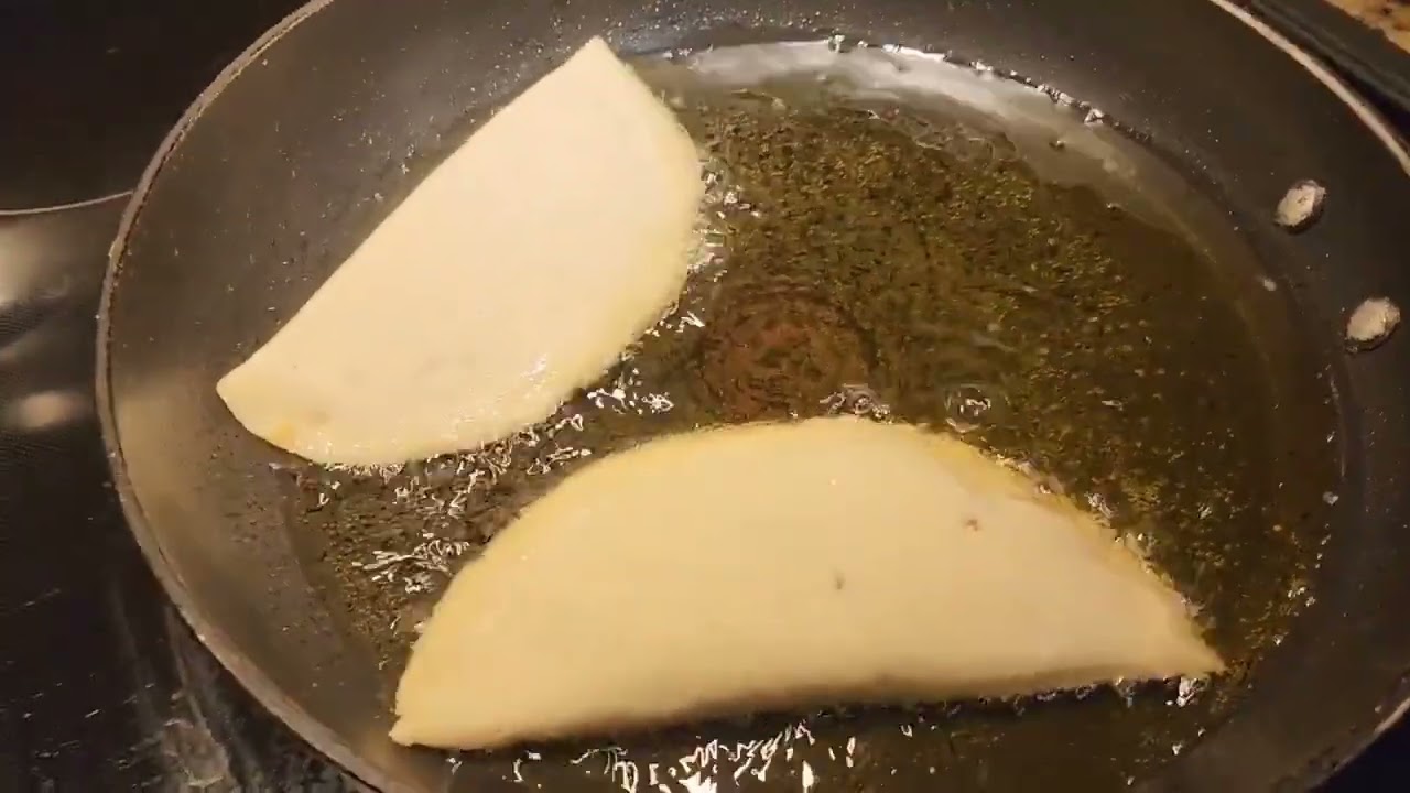 Ricas empanadas de chorizo con papa  y unas de frijoles con  chorizo ami estilo  saludos 