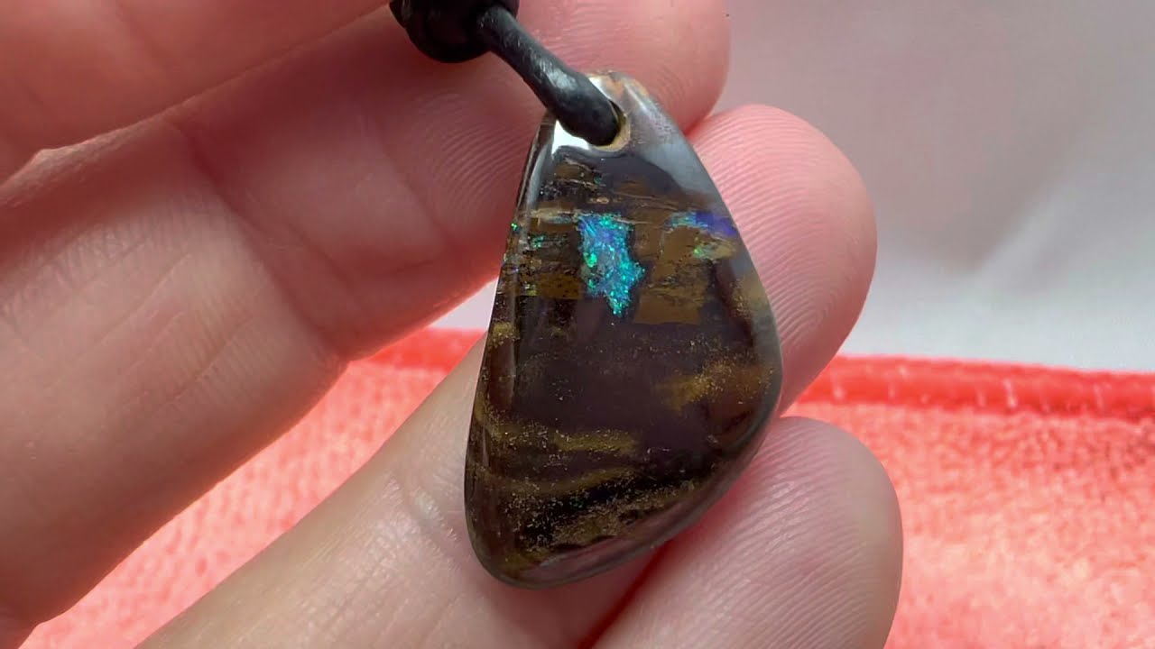 Pendentif Opale Boulder - Australie - Poids 2.4g + cordon cuir OP134