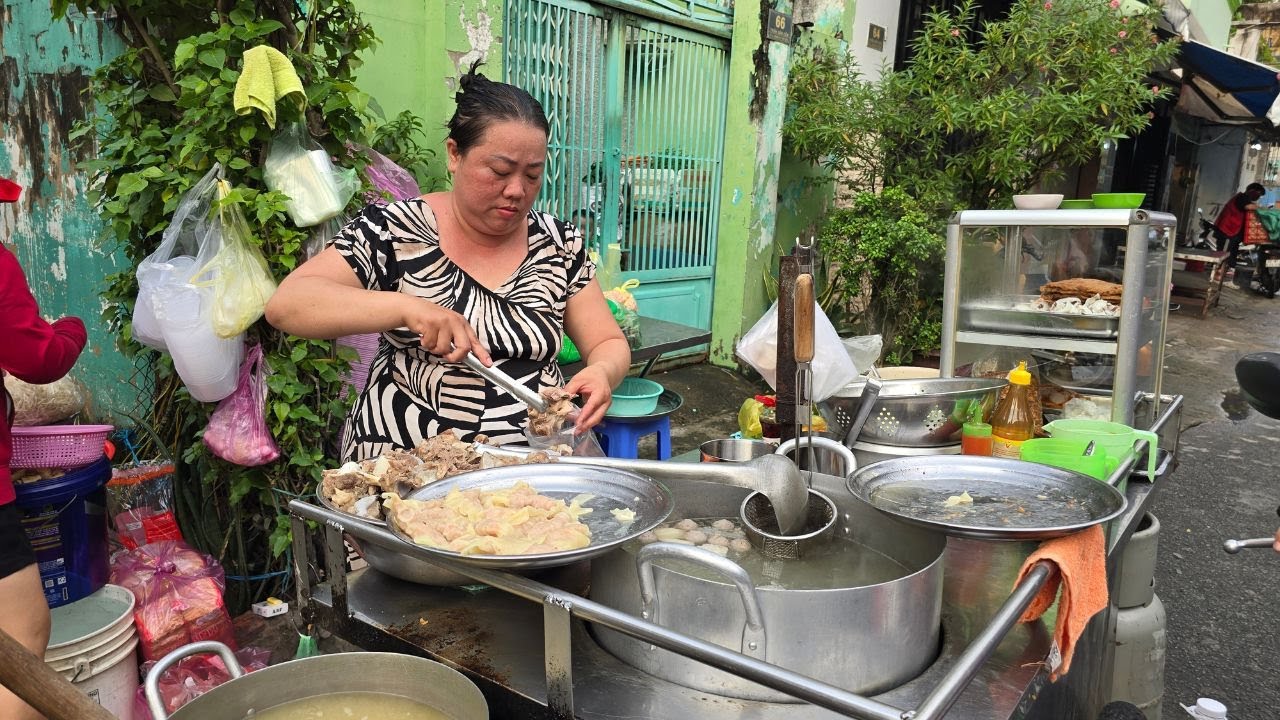 Xe sủi cảo tôm sông nhà làm, nồi nước lèo bò viên siêu hấp dẫn ở Sài Gòn