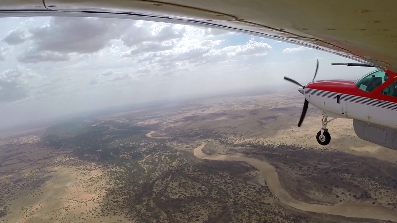 Full Cessna Take-off in Chad إقلاع كامل - طيارة سيسنا في تشاد