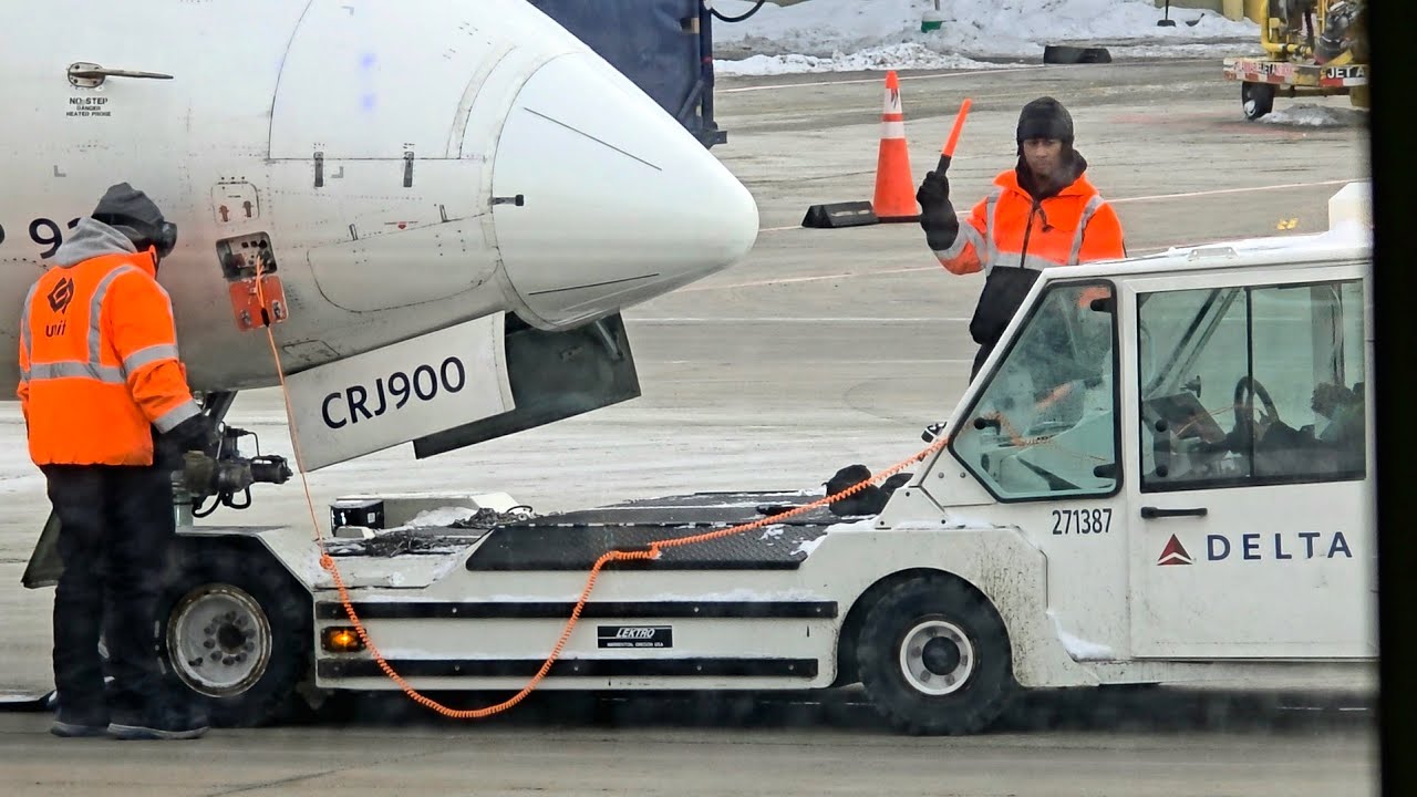 Delta Bombardier CRJ-900 Pushback (4K HDR)