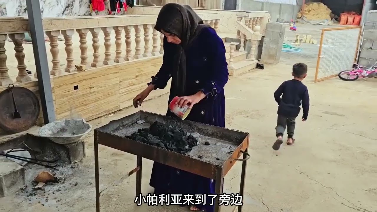 哈西姆来到米娜家，哈西姆带来消息，米娜可能不会卖牛场