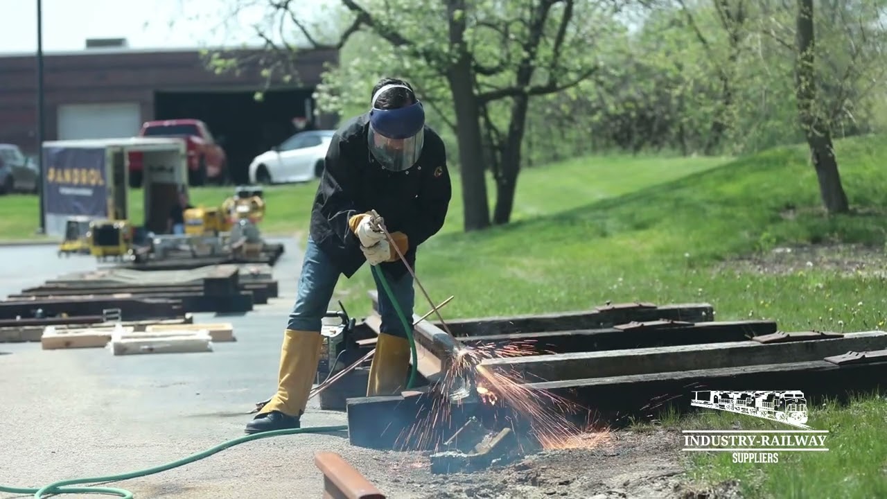 Cut Rail in 25 Seconds | Uni-lance Exothermic Cutting Lance