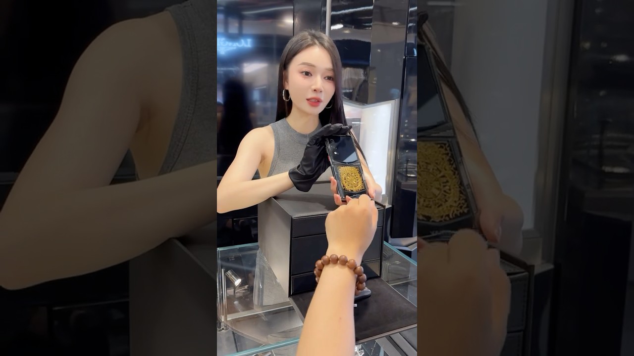 Vertu quantum flip latest phone #luxuryphone #smartphone #vertu #unboxing #rich #tech #luxury
