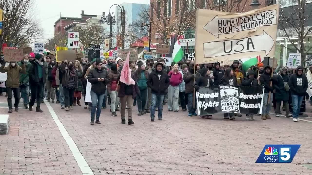 В пятницу состоялась масштабная акция протеста после «хаотичной» операции иммиграционной и таможе...