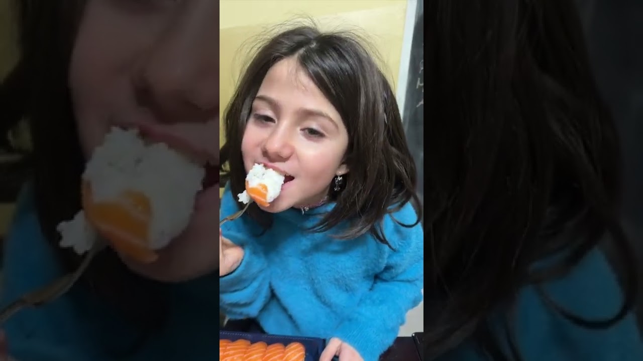 VANESSA ASSAGGIA PER LA PRIMA VOLTA IL SUSHI! #shorts #vanessaeanastasia #mammaromina