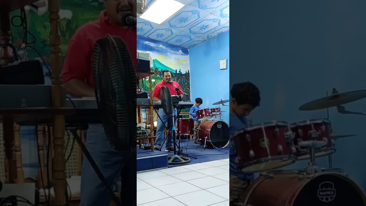 Niño tocando la batería, acomodando del papá 