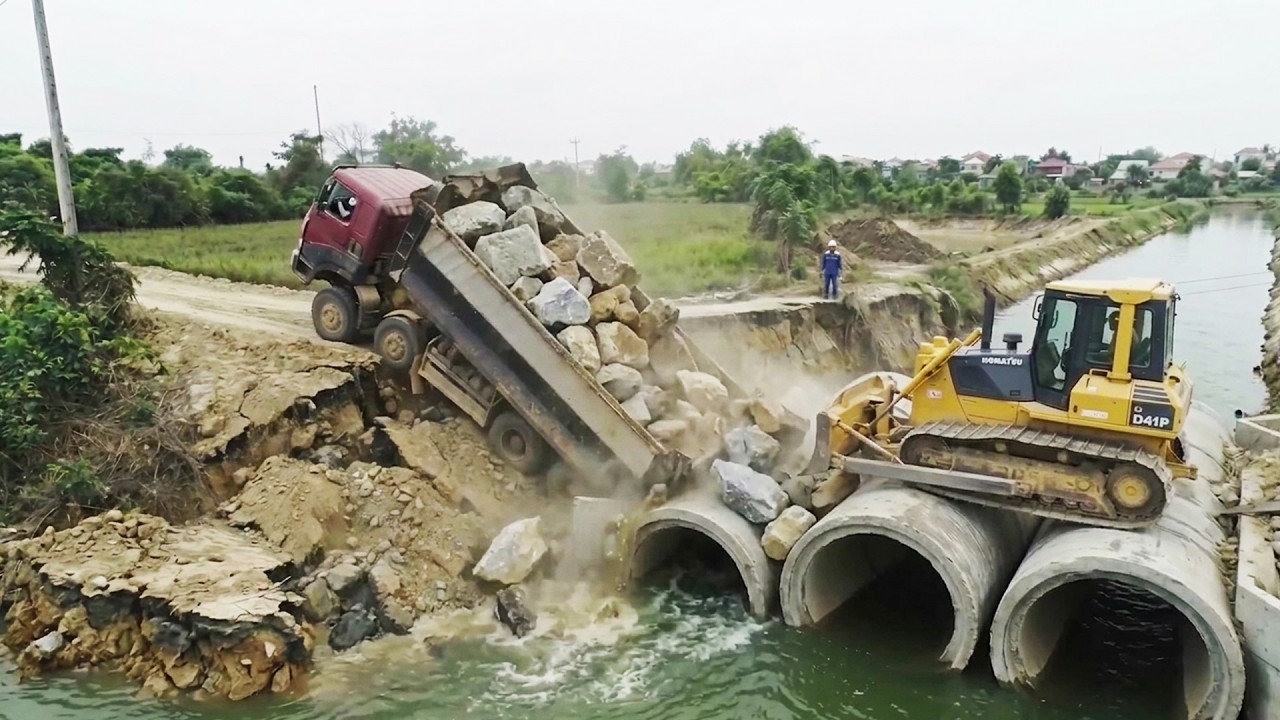 ABSOLUTELY TERRIFYING!! 😱 One of the Most Unexpected Construction Challenges I've Ever Seen 💪