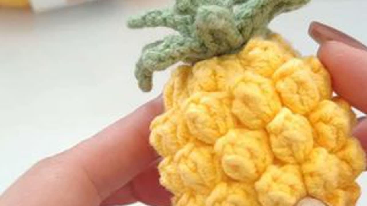 🍍菠萝钩织教程#手工 #菠萝 #钩针编织 #钩针挂件钥匙扣 #手工diy 用线@雪妃尔毛线 萌娃娃2号色号24小鸡黄 41松叶绿