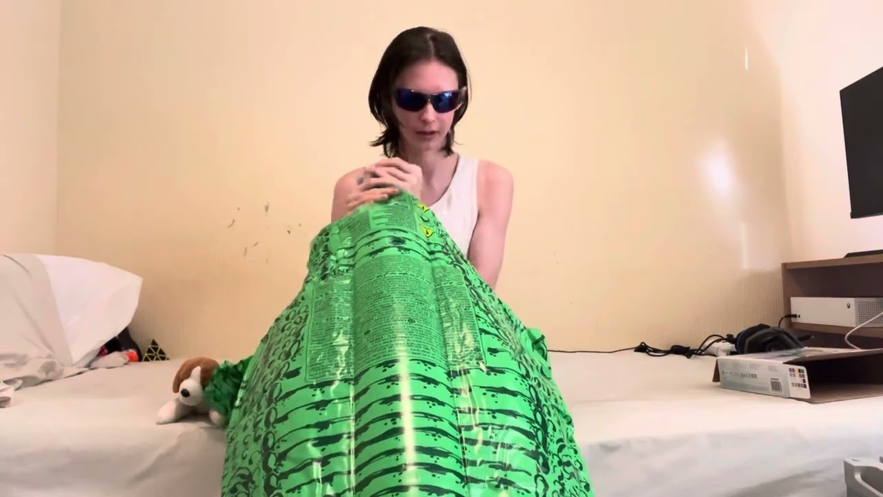 Inflating and deflating inflatable crocodile
