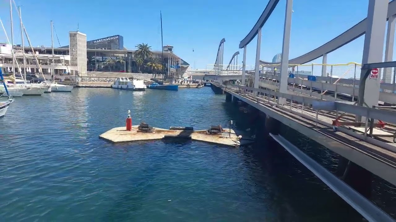 Puente corredizo del puerto en Barcelona 