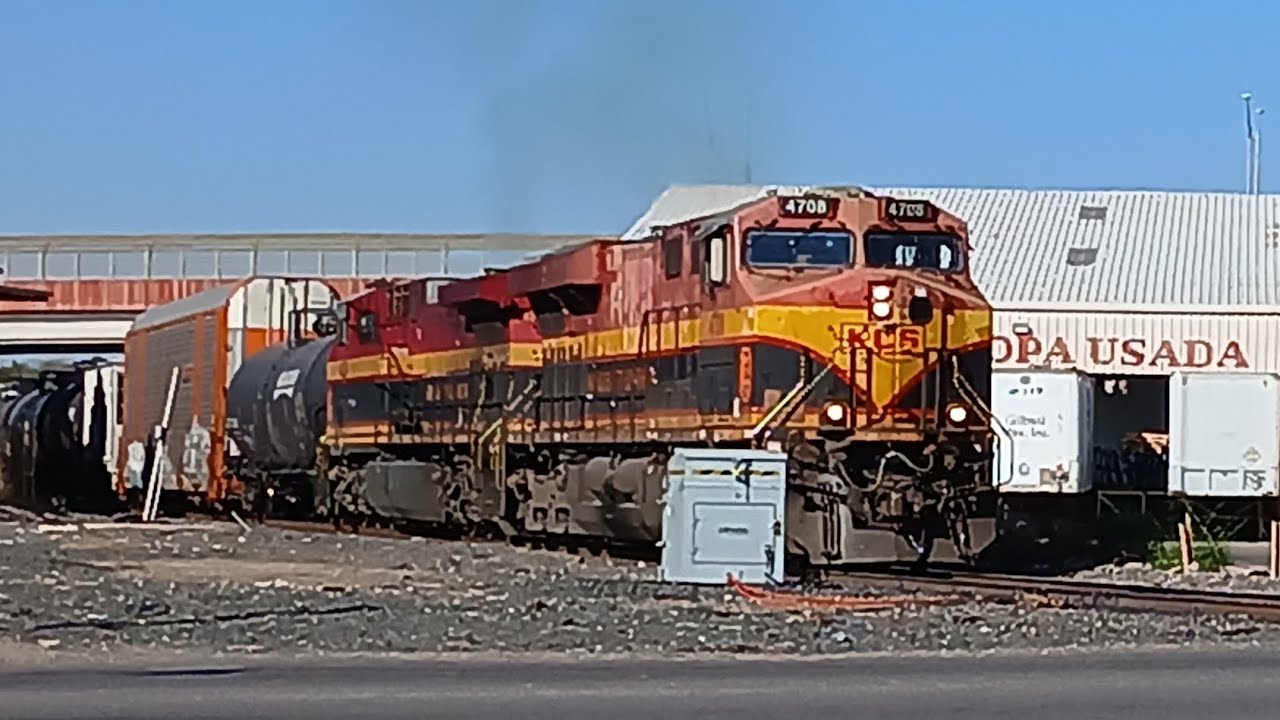 Seven Trains In Laredo, TX 12/15-20/25 (Canadian Pacific 7015/7020).