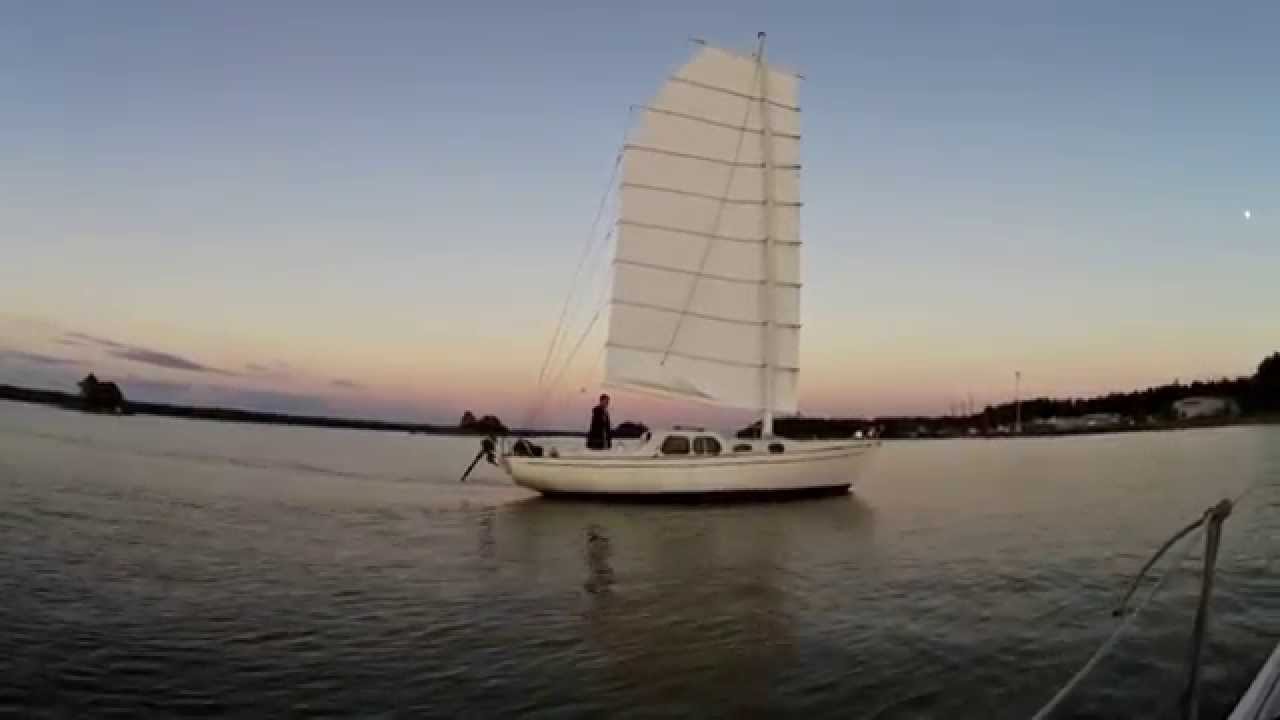 Flat sail with hinged battens, first trials