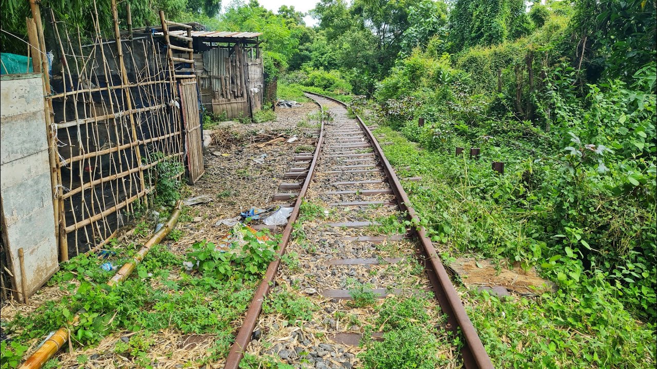 Menemukan UJUNG Rel Kereta Api Di Stasiun INDRO !