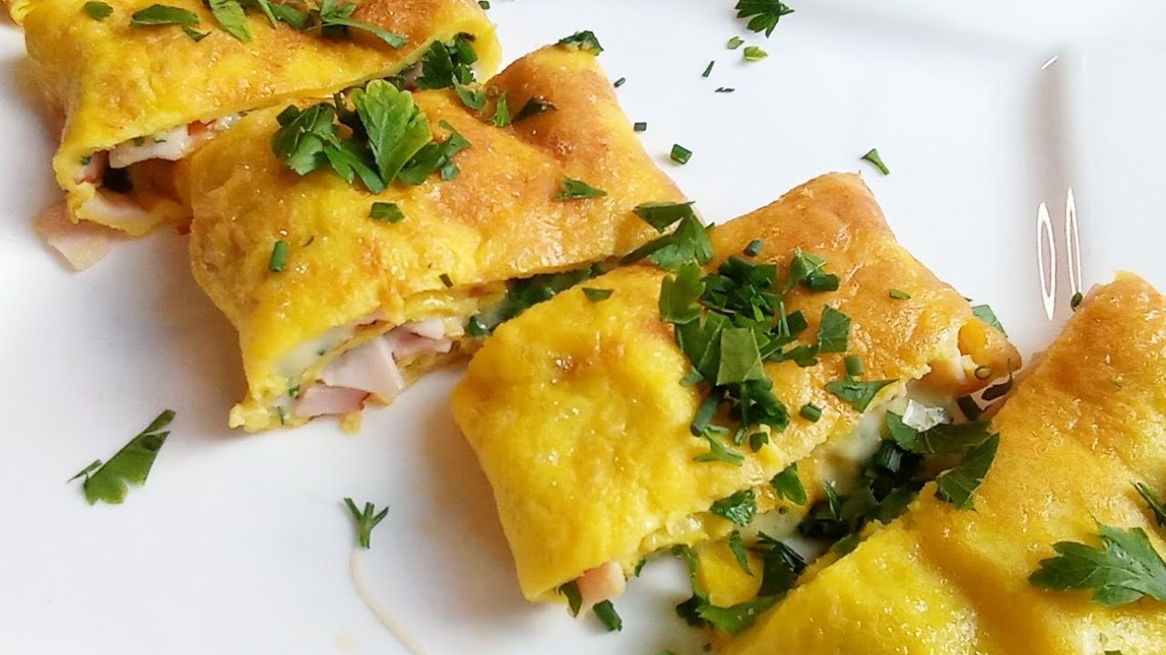 Omlet z szynką i serem żółtym, idealne na śniadanie.