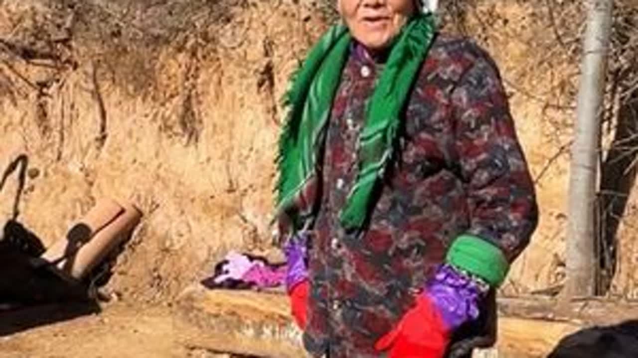 村里的风景，虽平淡，但耐看。也许生活并不便利，却最温暖的治愈。长大后才明白，平凡无奇的小村里藏着最惬意的生活，也藏着最踏实的幸福！其实人间最美的味道便是柴米油盐，人间烟火。有人做饭，有人等候，老...