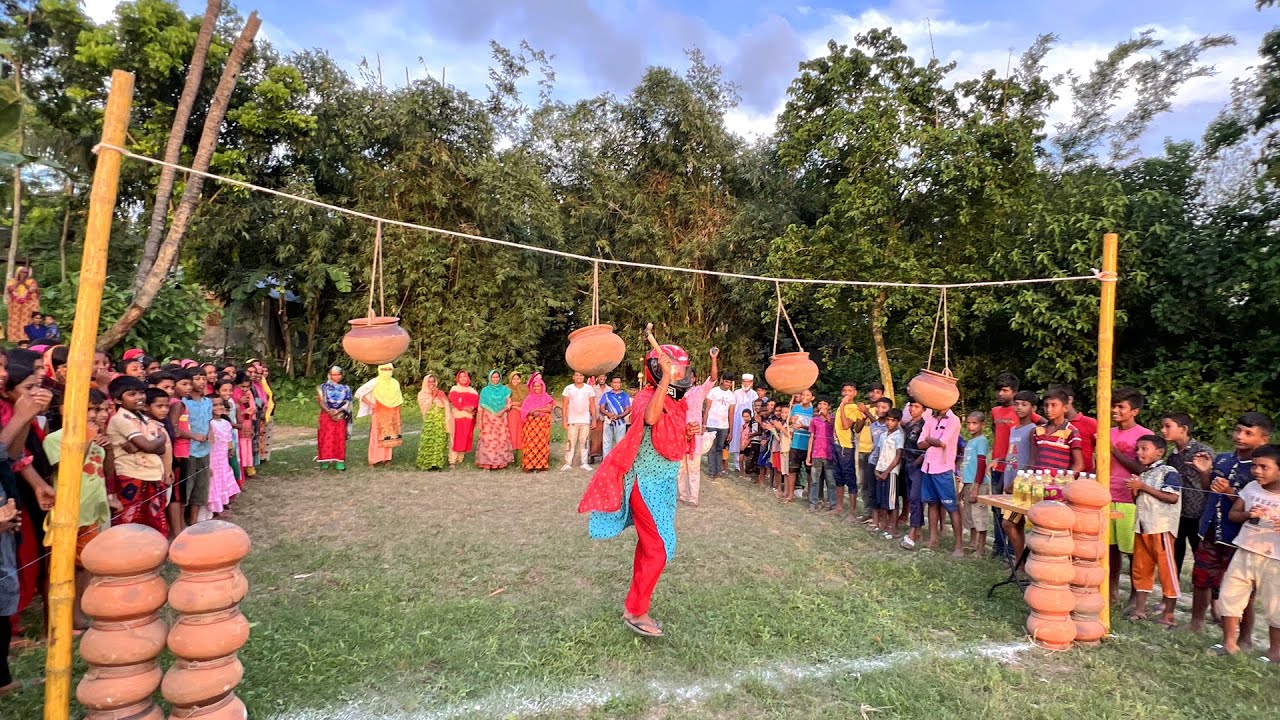 চোখ বেধে হাতুড়ি দিয়ে হাড়ি ভাঙ্গার চ্যালেঞ্জ। চরম মজার খেলায় শেষে চমক দেখিয়ে কে পুরষ্কার জিতে নিলো ?