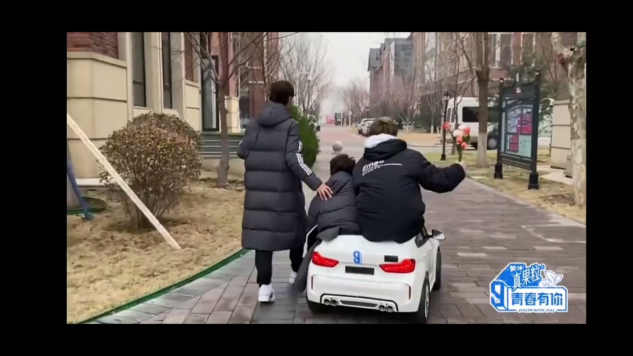 Duan Xingxing come to pick his girlfriend :')