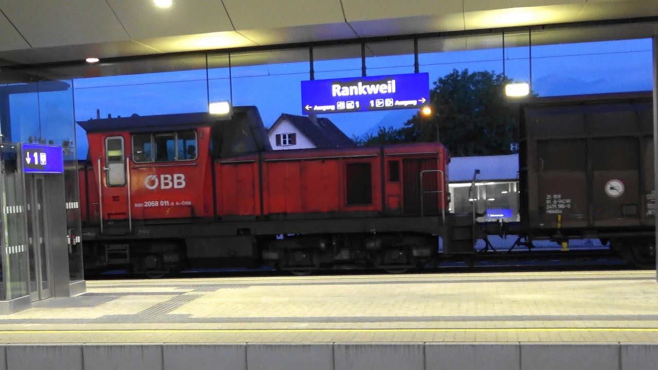 Bahnhof Rankweil: G&uuml;terverkehr am Morgen🌕: G&uuml;terzug mit vielen Betonfertigteilen bei Durchfahrt