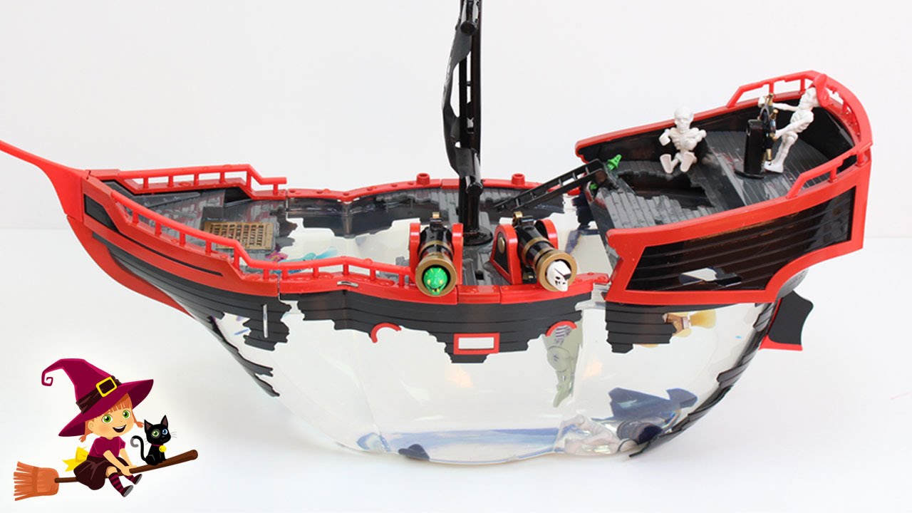 Barco Pirata Acuarium con un Tiburón que Nada