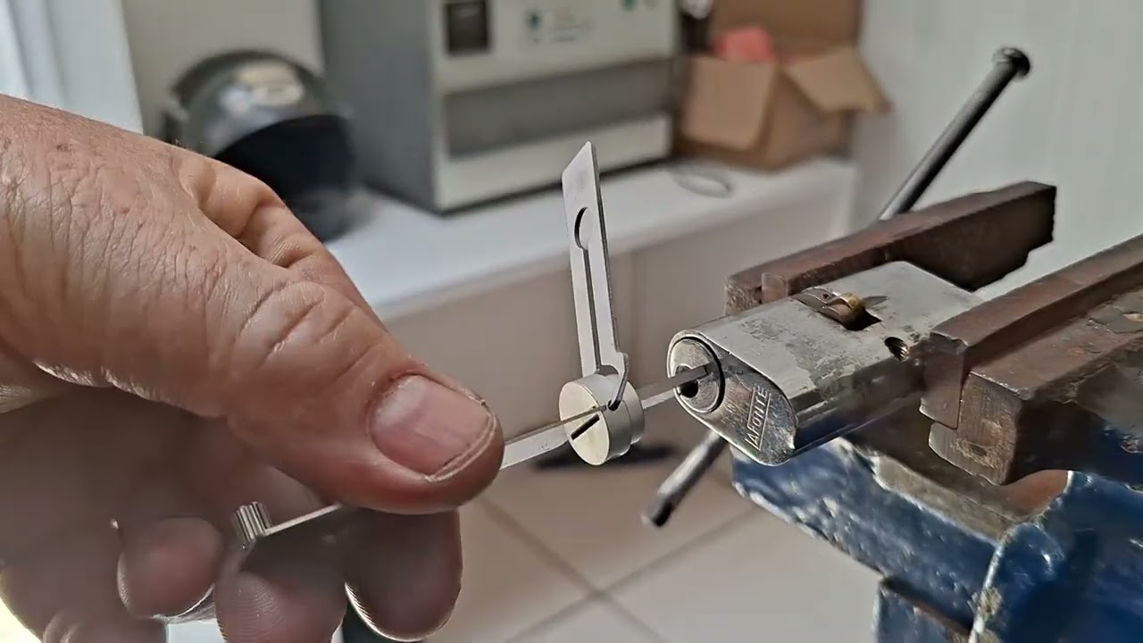 Como abrir cilindro l&aacute; fonte com lishi SS 002 pro