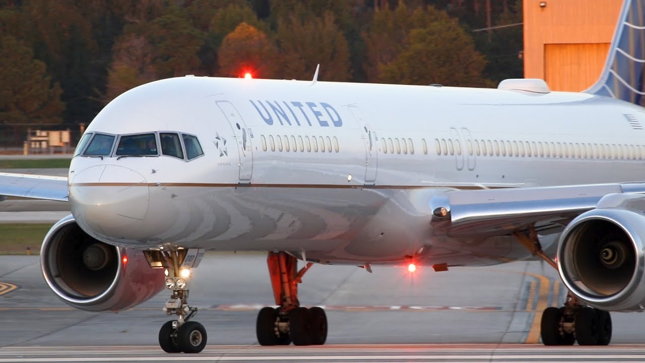 United B757-200 Scimitar Winglets Up Close