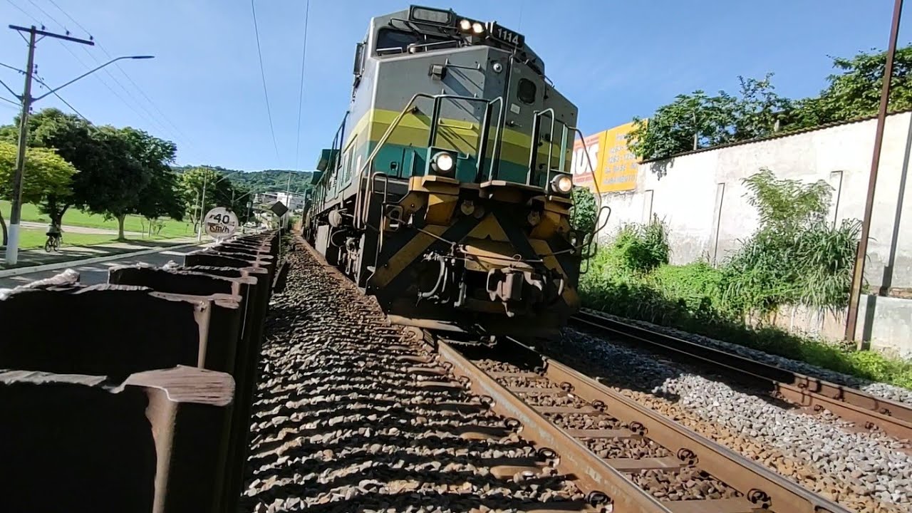 Trem Cargueiro de Minério de Ferro Subindo Vazio Passando em Resplendor MG em uma Linda Manhã de Sol