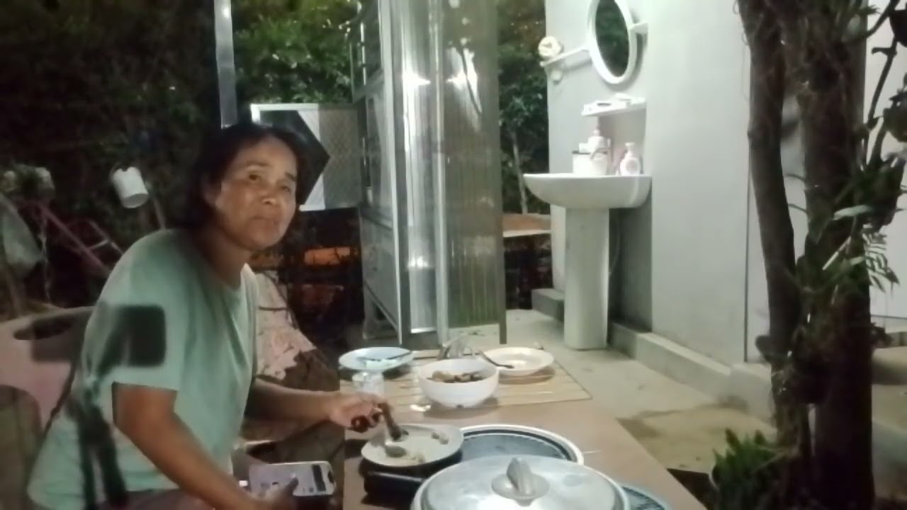 กินข้าวแลงแบบเงียบเหงาสามคนตายายหลาน ธิดาลาว