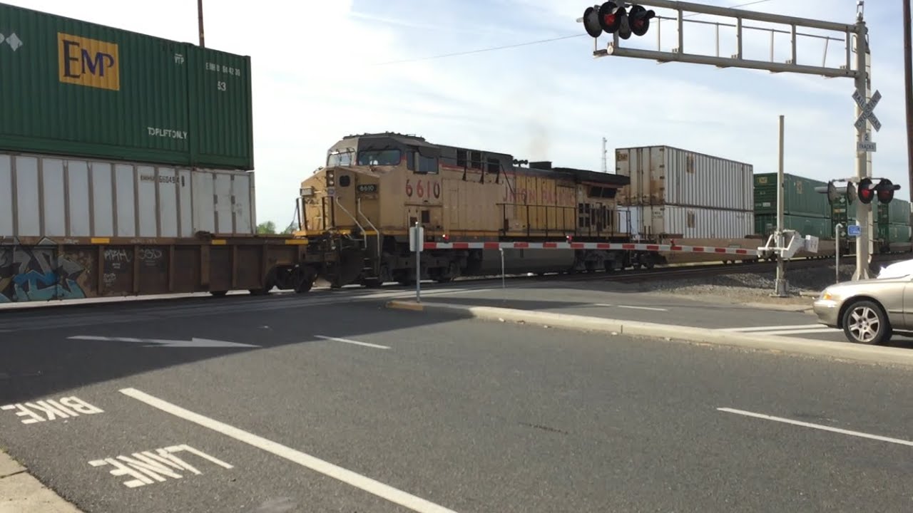Union Pacific 7851 Intermodal With Mid DPU Locomotive, 14th Ave Crossing Northbound