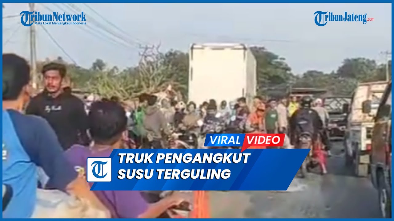 Kecelakaan Truk Pengangkut Susu Terguling Warga Berebut Muatan