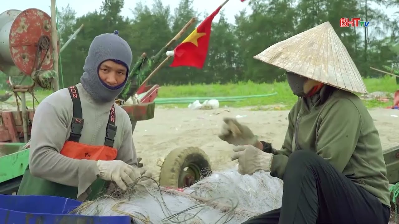 Sắc xuân làng biển: Khi gió Tết mang theo vị mặn của những chuyến tàu đầy ắp