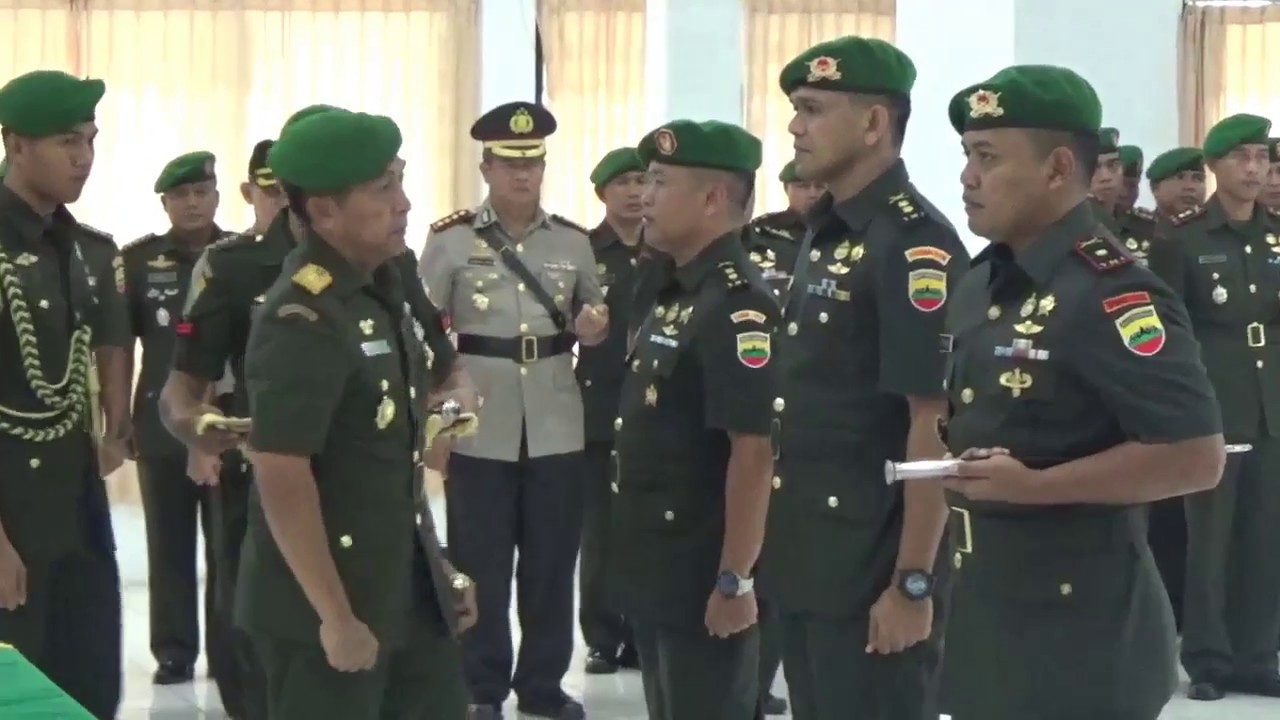 2.Sertijab Komandan Batalion Yudha Sakti dari Letkol.INF. Irvan.Y.SIP kepada Letkol.INF. Dwi.P.SAP