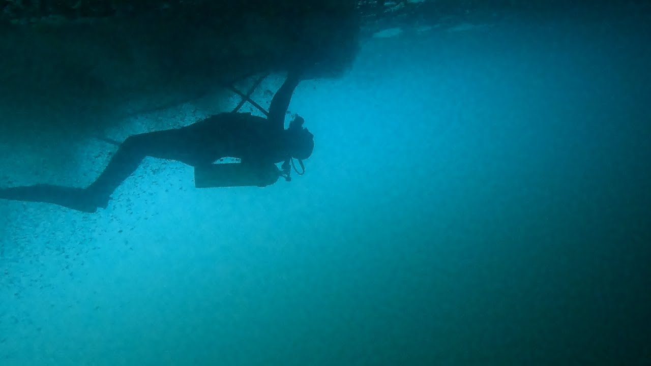 O PERIGOSO trabalho subaquático de limpeza de casco de navio feito por mergulhadores.