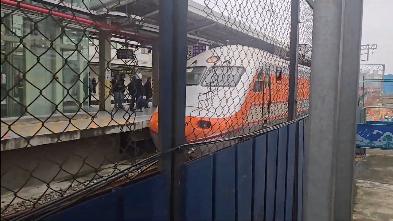 1131次基隆發車開往新竹的銀綠色微笑號EMU900型十輛一編組EMU944區間車，和170次嘉義發車開往花蓮的PPE1052電頭+十二節PP車廂+PPE1033電頭PP自強號，順道逛一下中壢臨時站