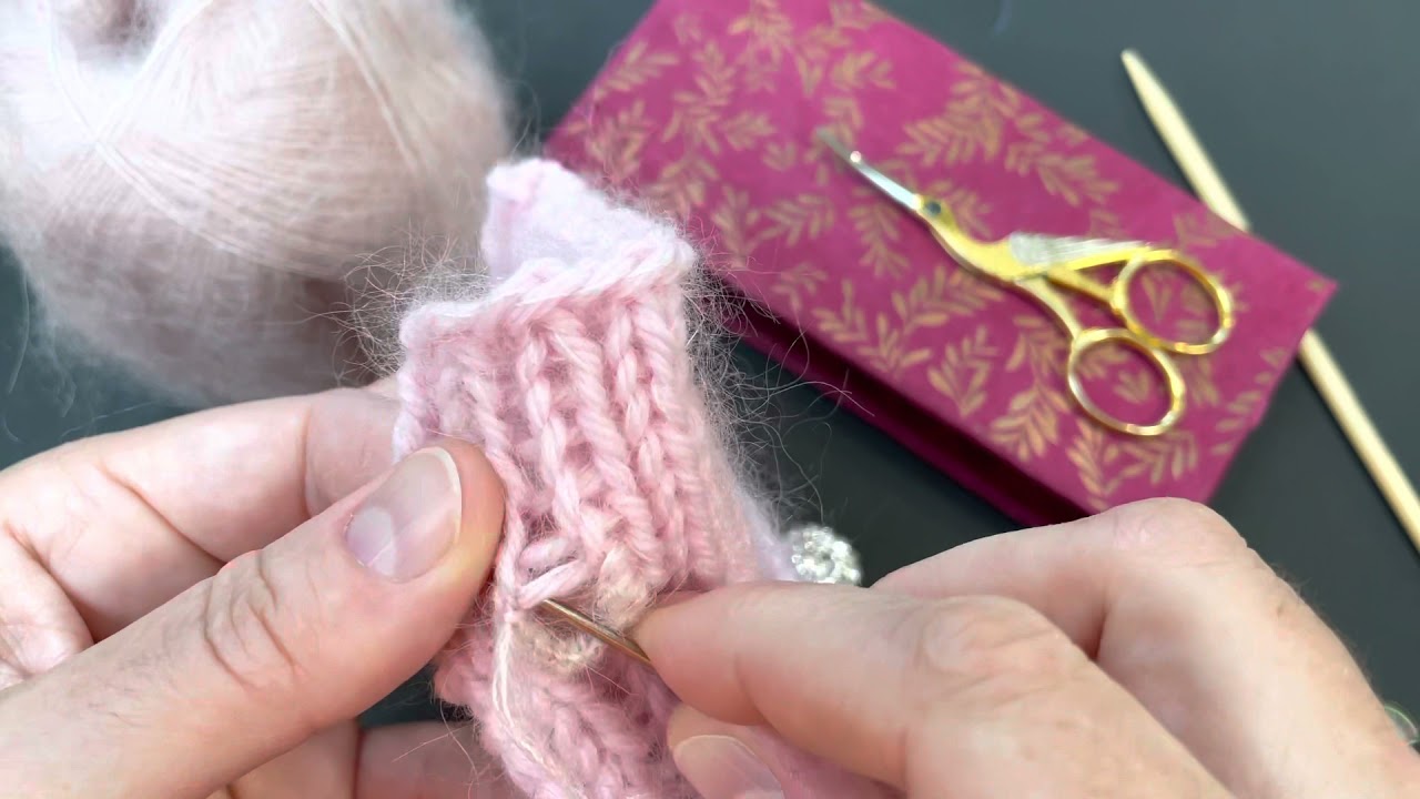 Knopfloch einarbeiten im fertigen Strickstück