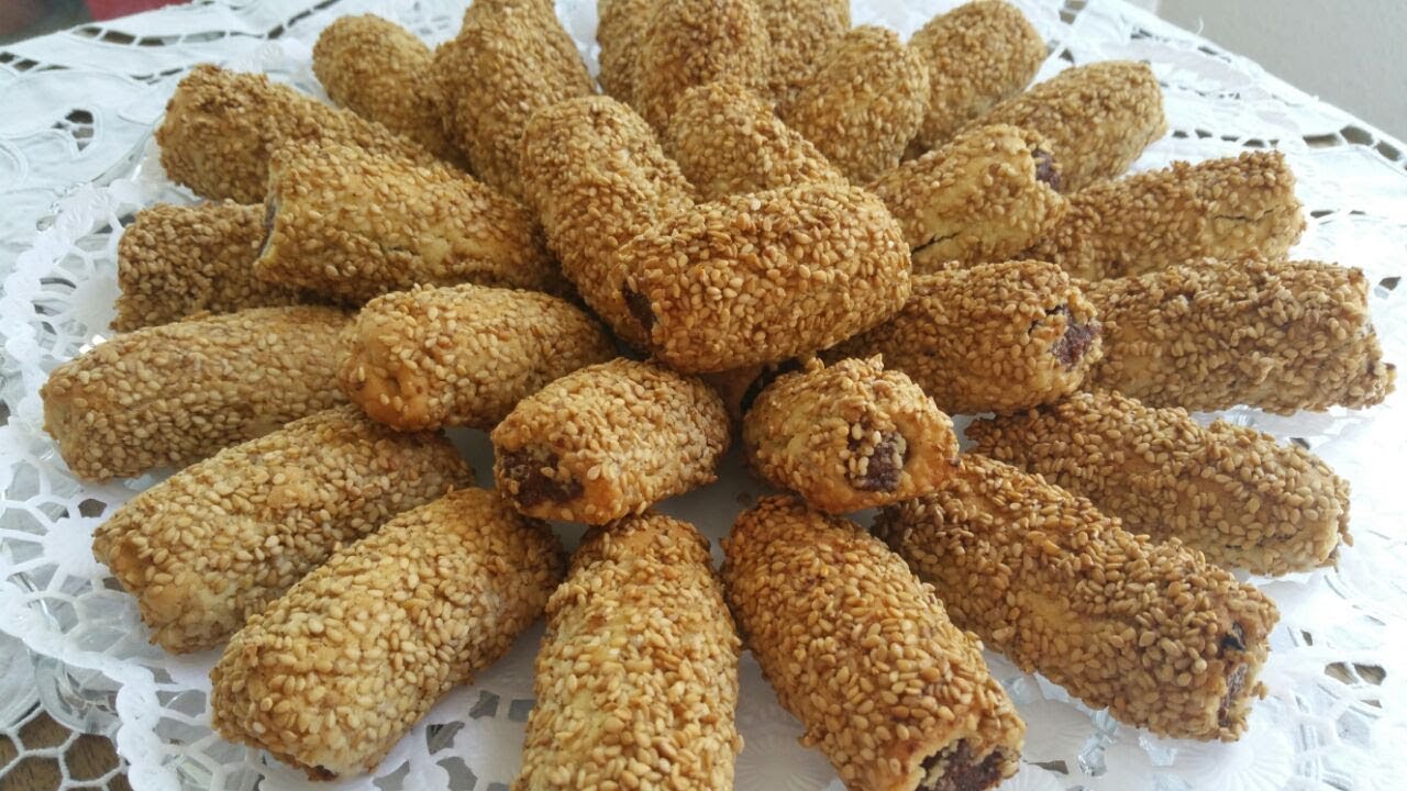 اصابع التمر بالسمسم هشة كتير وبتدوب بالتم دوبان .مالآخر شي ناهي وفاخر لاتفوتكم