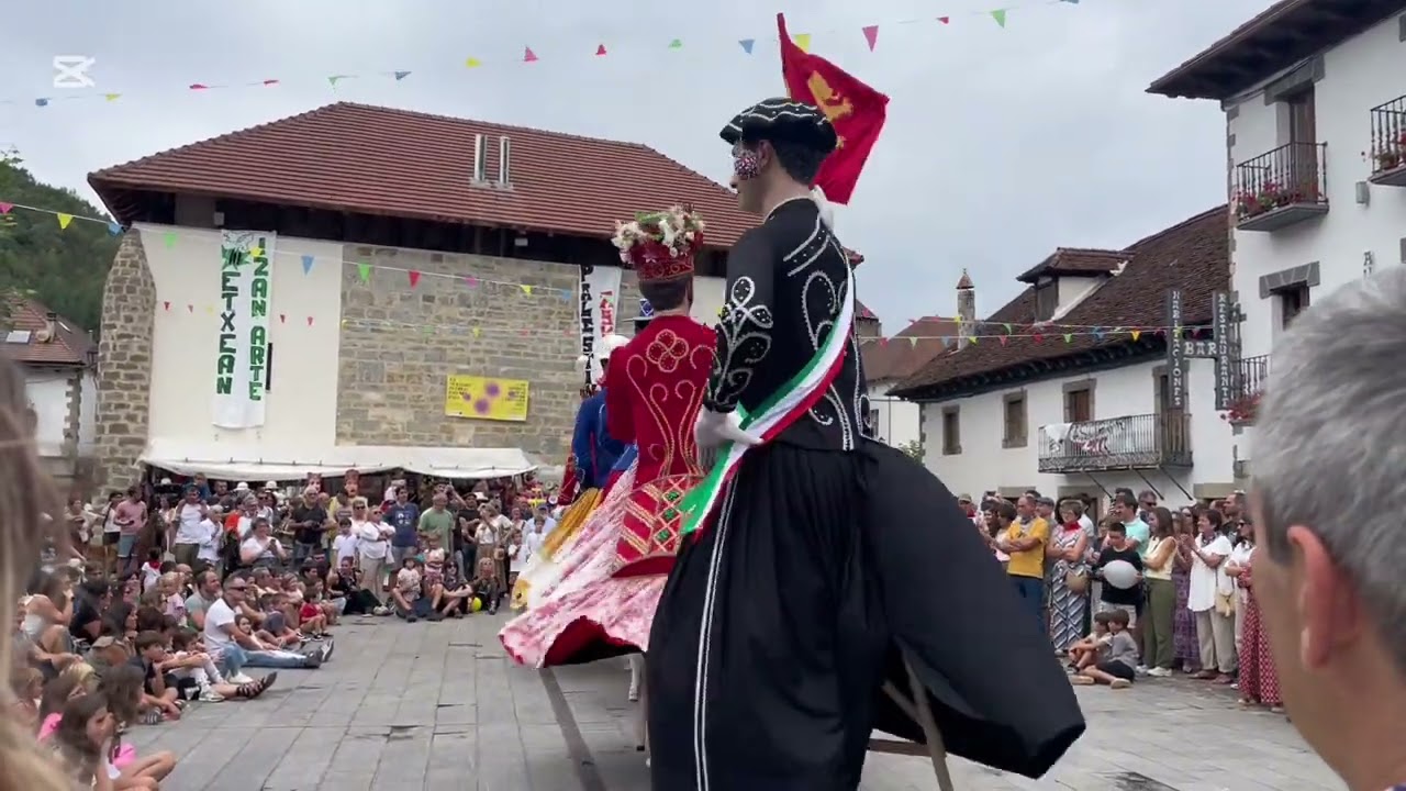 Gigantes de Ochagavía y Xiberuko zahorís en fiestas de Ochagavía 2025
