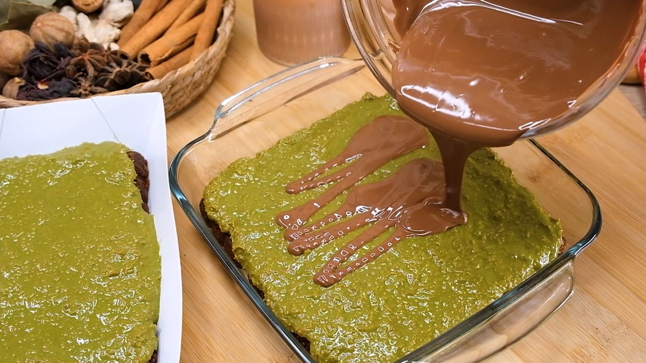 كيكة البستاشيو بالكنافة الترند إدمااااان 😭 ما بينشبع منها لغووصة دايبة دوبان