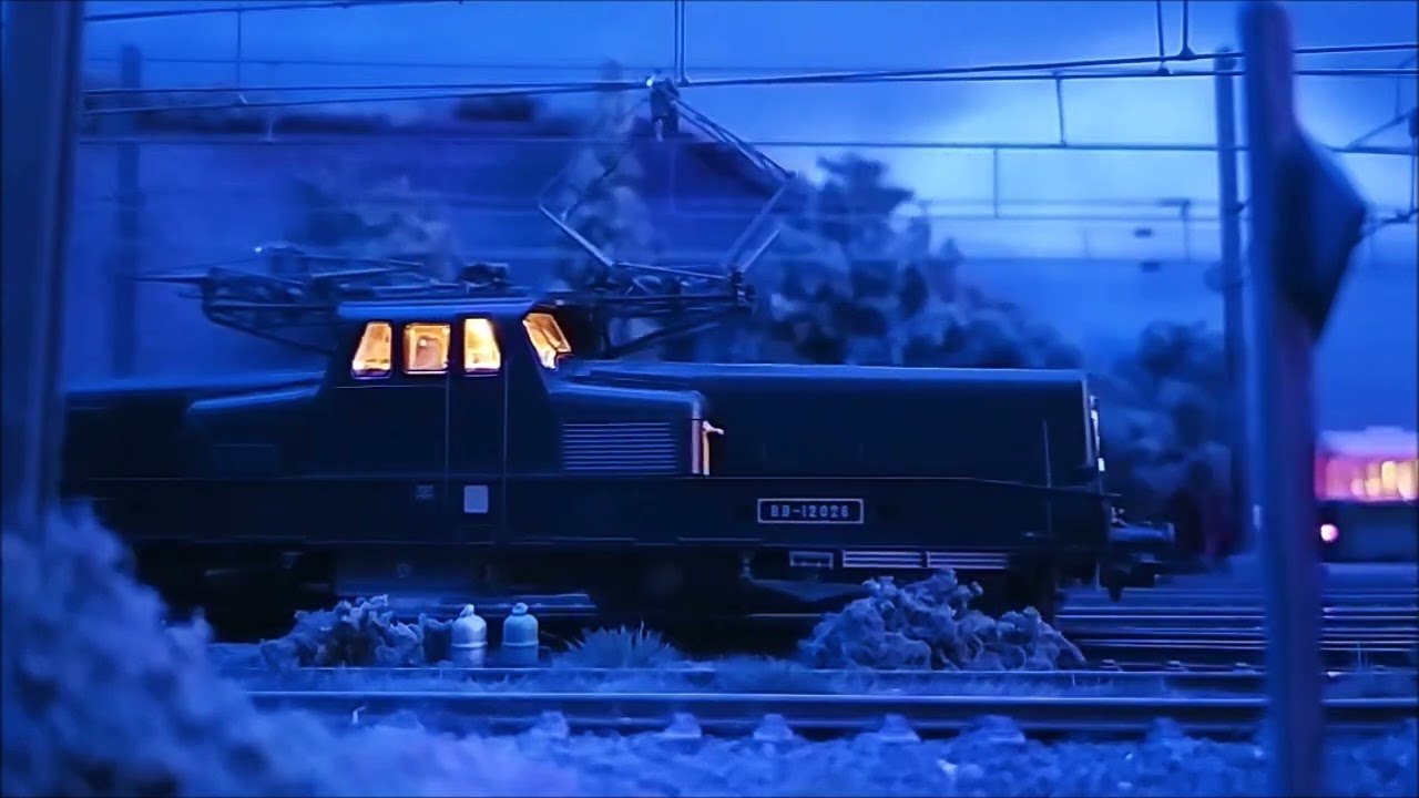 Model Trains HO Layout. Modélisme Ferroviaire. Trains Miniatures. BB 12000 CC 14100.