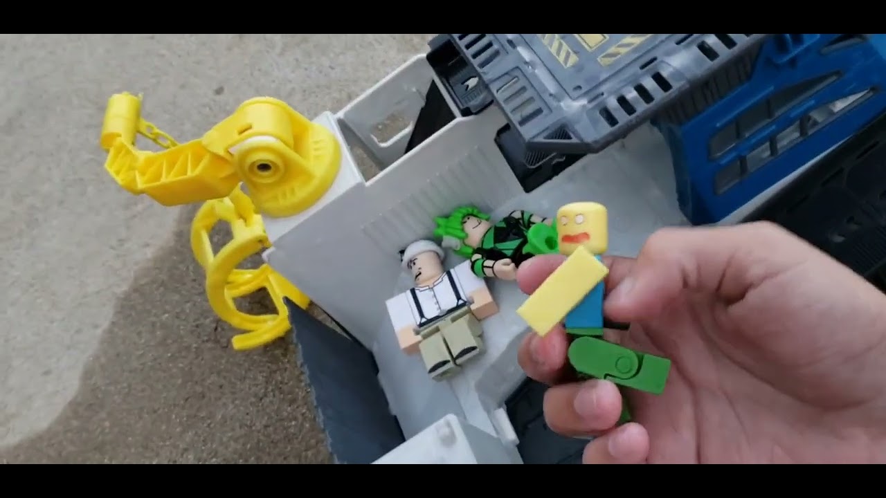 build a boat ROBLOX TOYS (ft kori thats it)