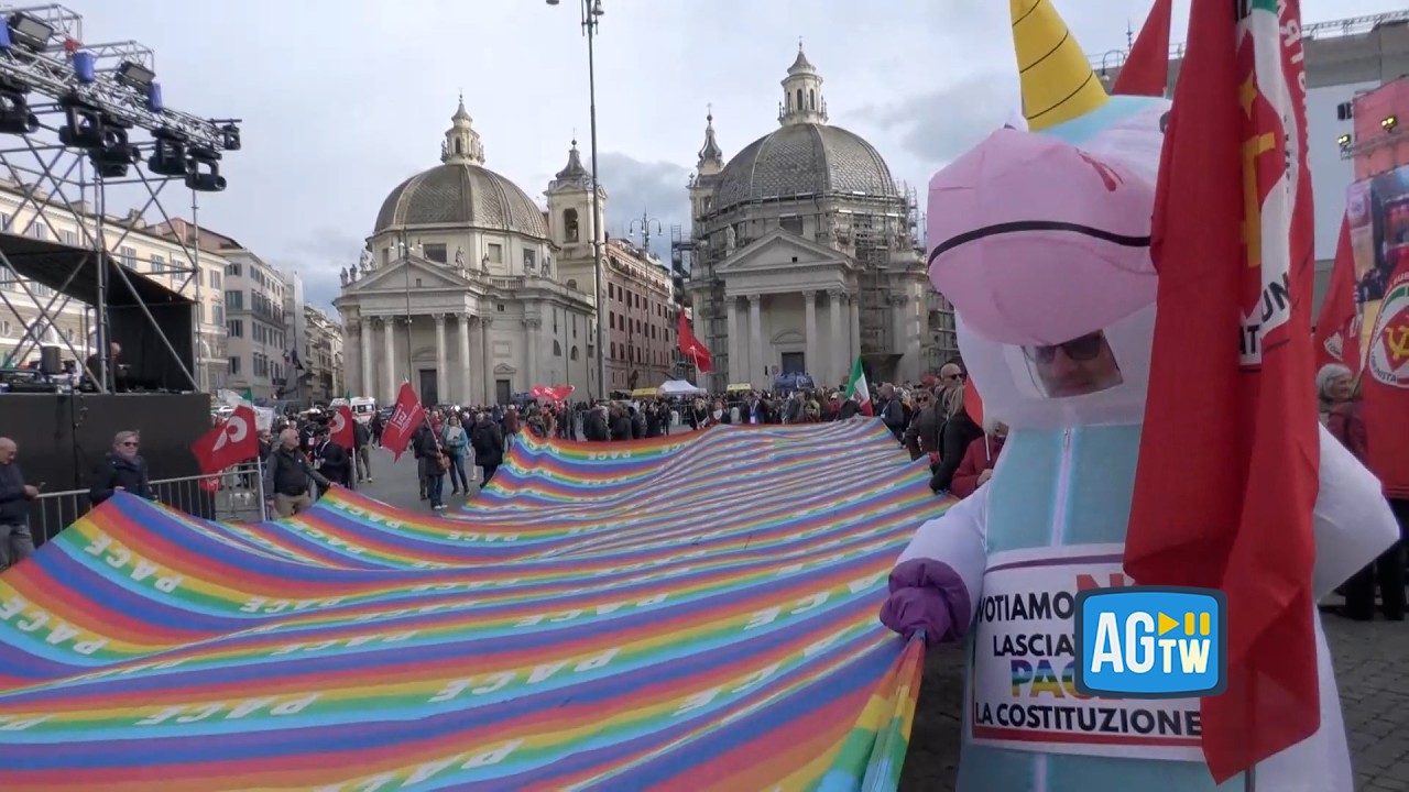 Referendum giustizia, piazza del Popolo pronta per la chiusura del No con una mega bandiera della pa