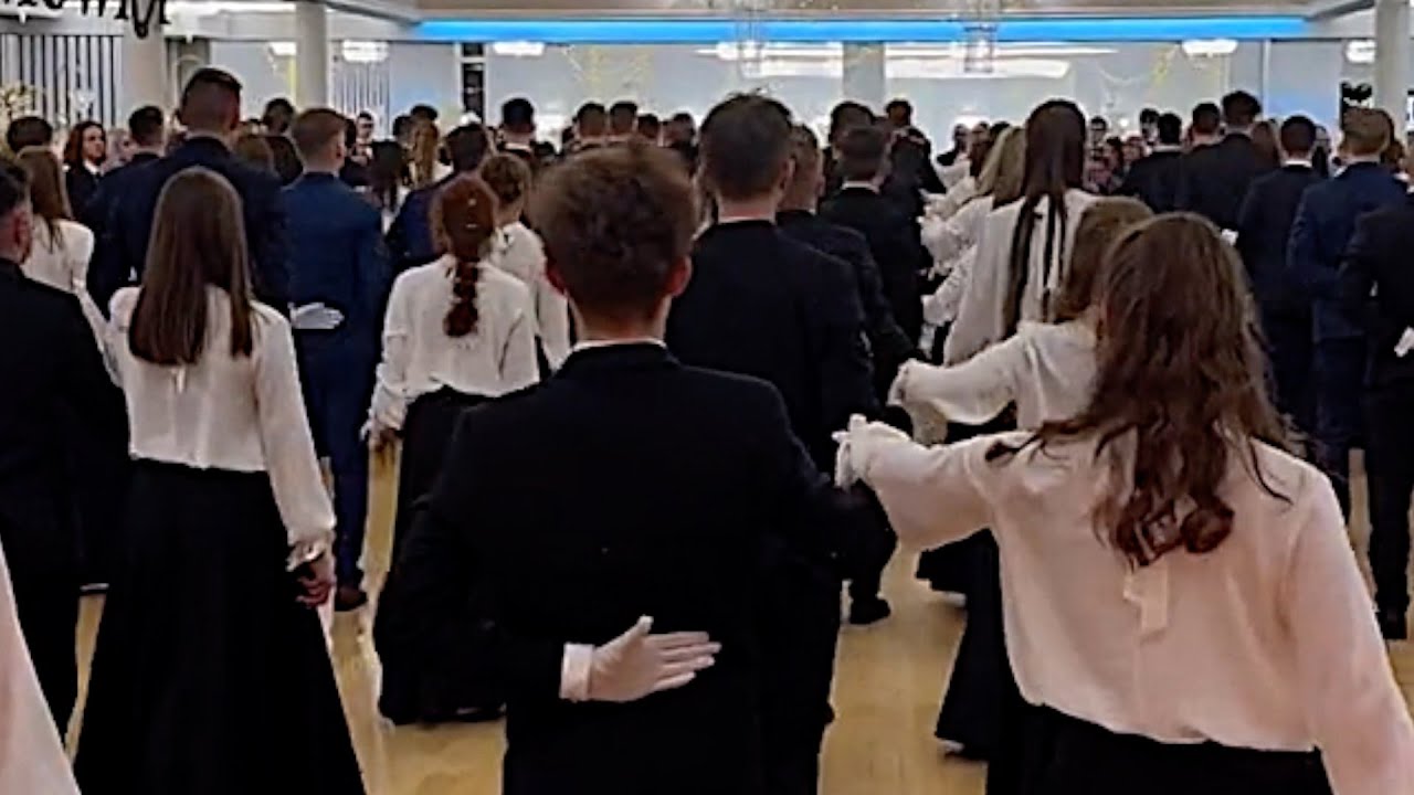 Polonez na studniówce uczniów z Piotrkowa Trybunalskiego hitem w internecie